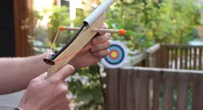 Une arbalète bricolée en bois et PVC. Cet atelier de fabrication est proposé par Les Inventeurs