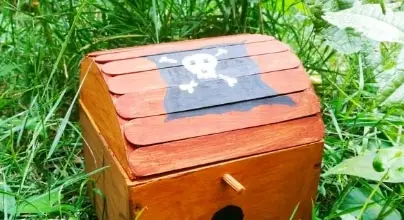 un coffre aux trésors en bois