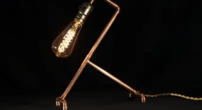 Exemple de lampe réalisée à partir de tuyaux de cuivre. cet atelier "Lampe en cuivre" est proposé par Les Inventeurs.