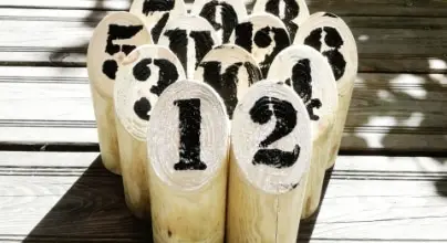 Un jeu de molkky en bois