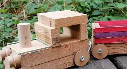 Un train en bois