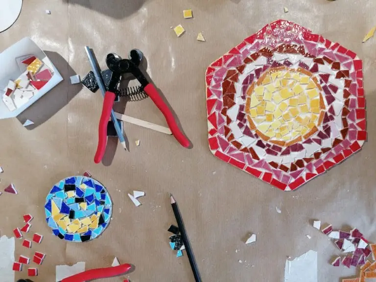 Dessous de verre en mosaïque réalisés au cours d'un team-building mosaïque