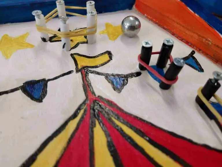 détails d'un flipper en bois peint en couleurs vives