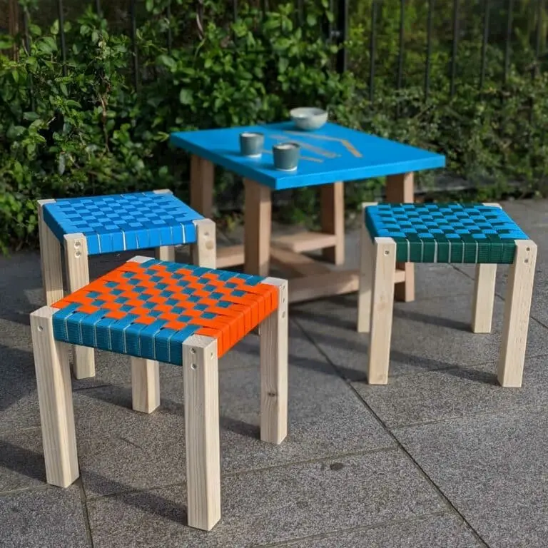 Tabourets tressés en bois