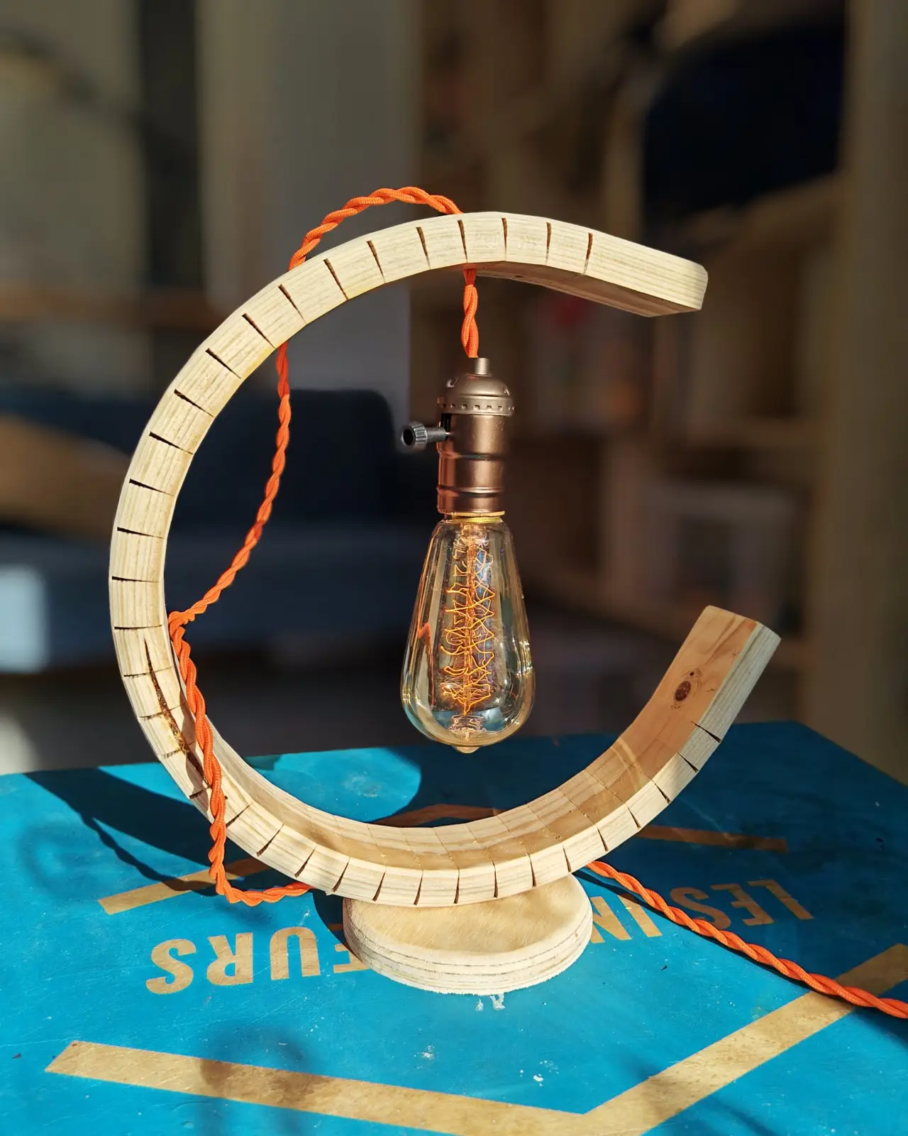 Lire la suite à propos de l’article La lampe cintrée en bois