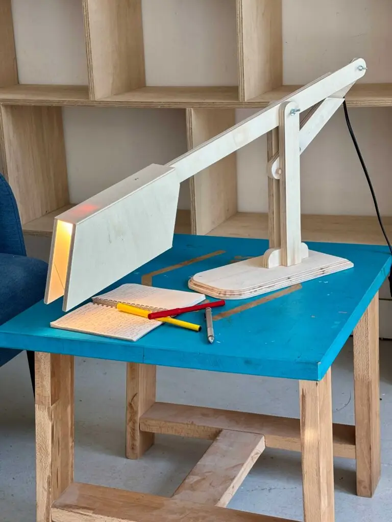 Une lampe articulée en bois