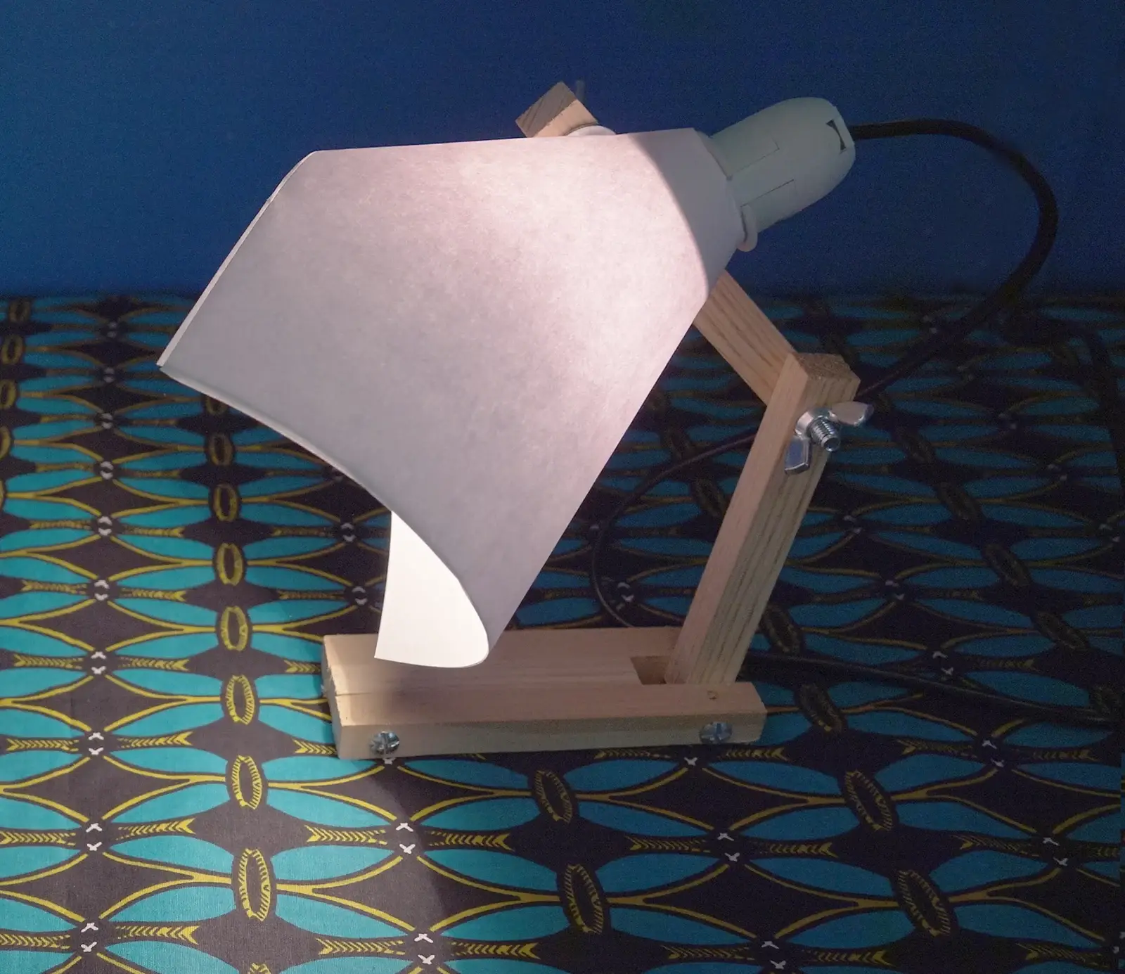 Une lampe articulée en bois, style lampe d'architecte