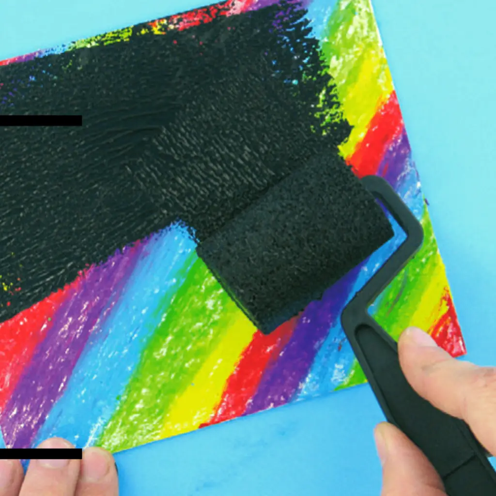 Peinture à gratter, un enfant passe de la peinture noire au rouleau