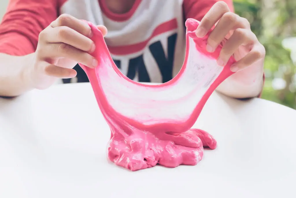 Un enfant manipule du slime DIY