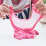 Un enfant manipule du slime DIY