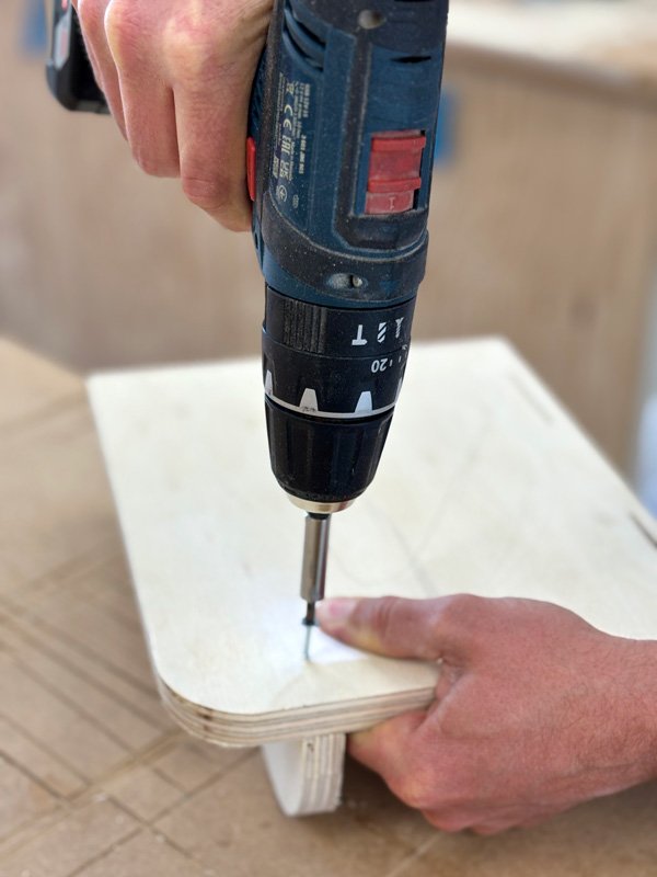 Assemblage de panneaux de bois à l'aide d'une visseuse